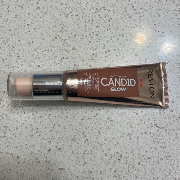 Revlon PhotoReady Candid Glow Foundation - Picture 10 of 10